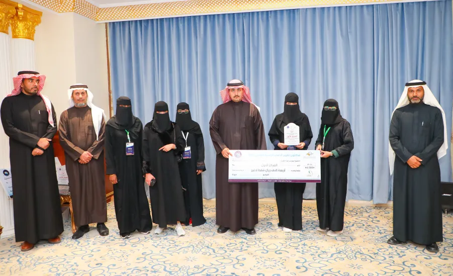 رئيس الجامعة يكرم الفائزين في هاكثون تطوير الألعاب الرقمية  - جامعة المجمعة 