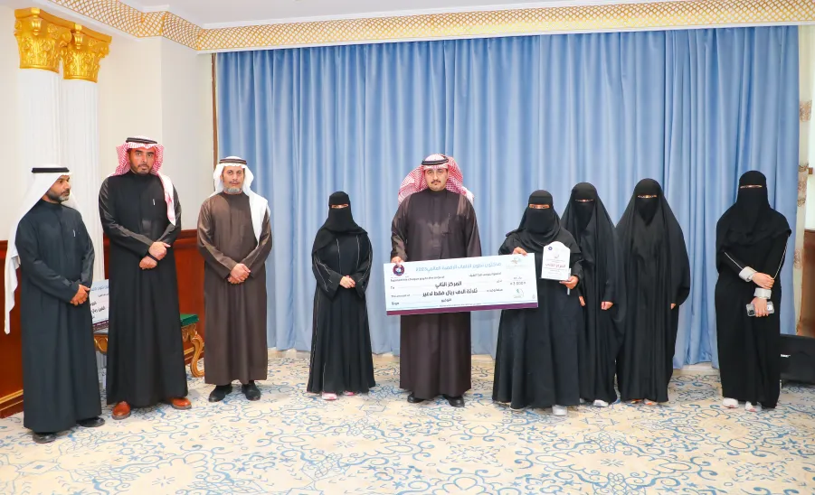 رئيس الجامعة يكرم الفائزين في هاكثون تطوير الألعاب الرقمية  - جامعة المجمعة 