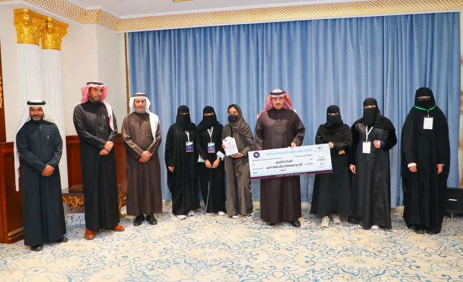رئيس الجامعة يكرم الفائزين في هاكثون تطوير الألعاب الرقمية  - جامعة المجمعة 