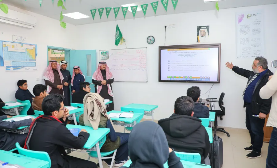 MU RECTOR VISITS PIONEERS SCHOOL  -  جامعة المجمعة 