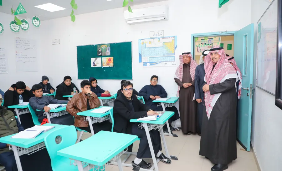 MU RECTOR VISITS PIONEERS SCHOOL  -  جامعة المجمعة 