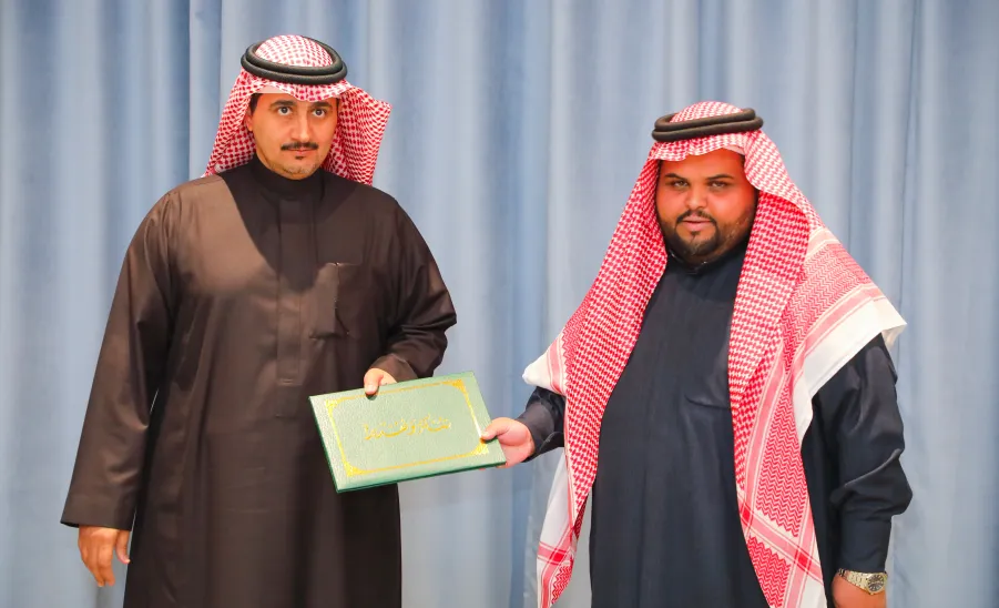 رئيس الجامعة يكرم الفائزين في هاكثون تطوير الألعاب الرقمية  - جامعة المجمعة 