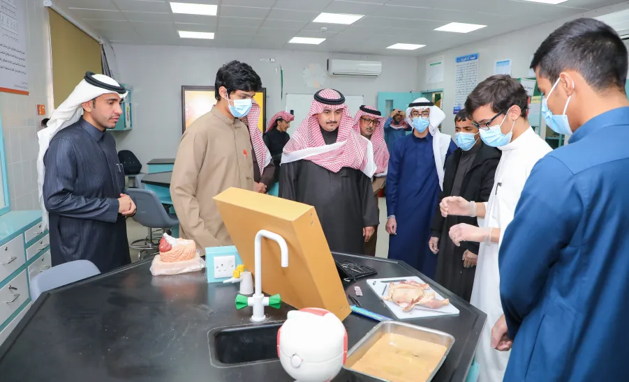 MU RECTOR VISITS PIONEERS SCHOOL  -  جامعة المجمعة 