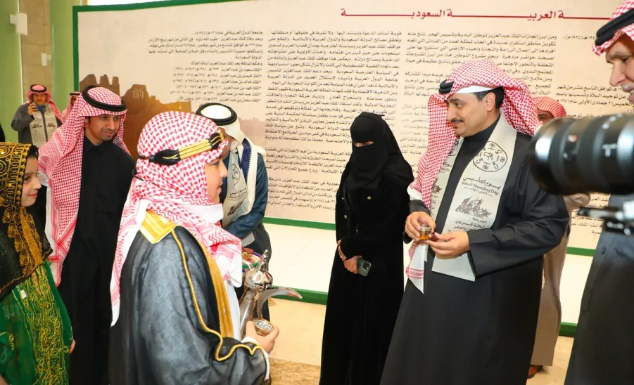 الجامعة تقيم معرضاً خاصاً بيوم التأسيس -  جامعة المجمعة 