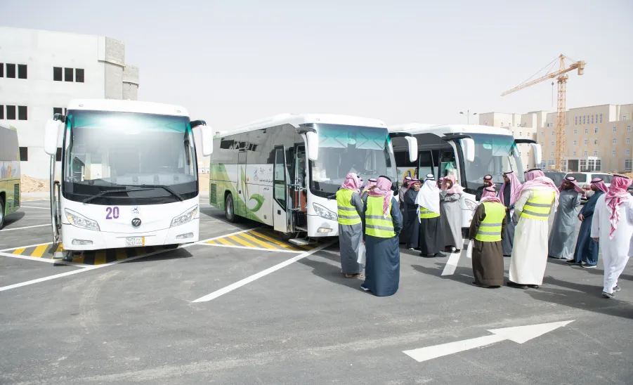 Prof. Al-Dosari conducts a tour of inspection to administrative complex of service  -  أ.د مسلّم الدوسري يقوم بزيادة تفقدية لمجمع مبنى الإدارات الخدمية ويدَشَّنَ عدد من خدماتها