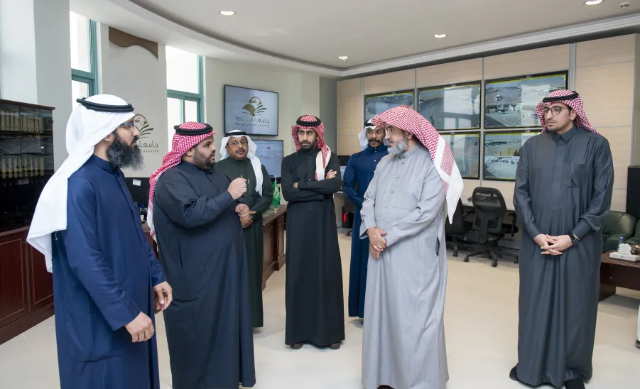 Prof. Al-Dosari conducts a tour of inspection to administrative complex of service  -  أ.د مسلّم الدوسري يقوم بزيادة تفقدية لمجمع مبنى الإدارات الخدمية ويدَشَّنَ عدد من خدماتها