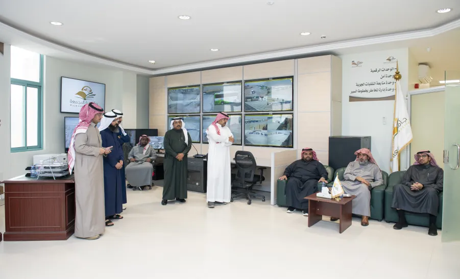 Prof. Al-Dosari conducts a tour of inspection to administrative complex of service  -  أ.د مسلّم الدوسري يقوم بزيادة تفقدية لمجمع مبنى الإدارات الخدمية ويدَشَّنَ عدد من خدماتها