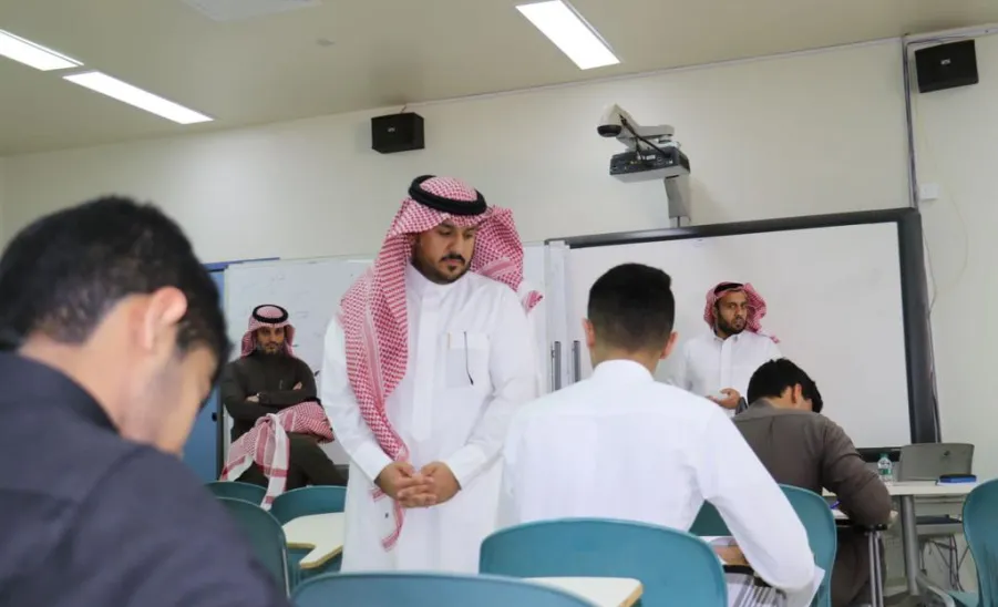 الرئيس التنفيذي للكلية التطبيقية يتفقد سير الاختبارات النهائية ويزور المكتب التنسيقي لفرع الكلية بالزلفي -  fig1