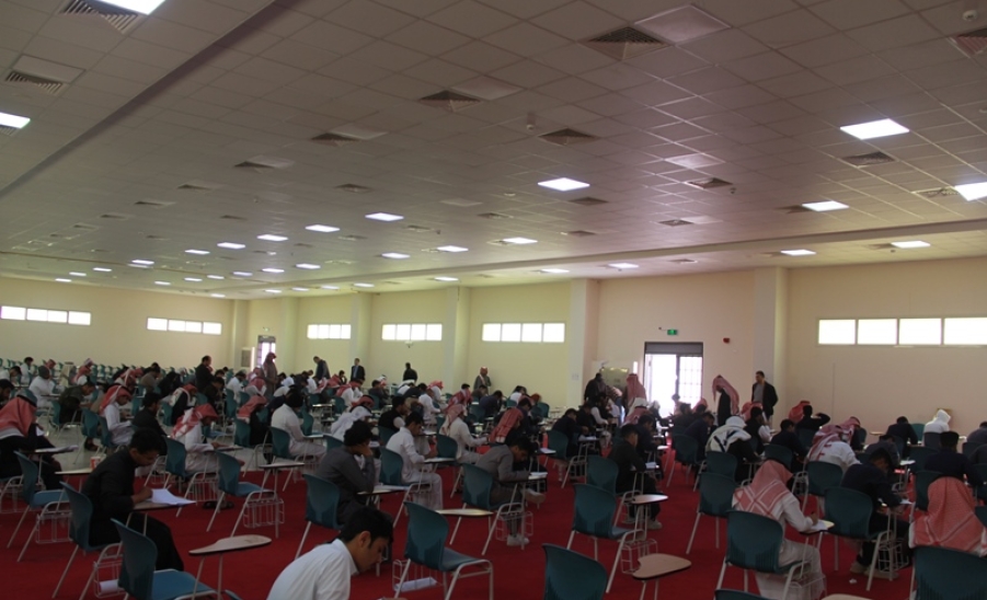 جولة تفقدية على قاعة الاختبارات للطلاب