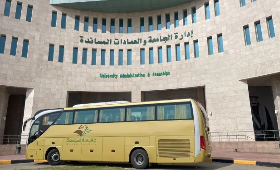 الخدمات العامة تقدم خدماتها في تنقلات ضيوف الجامعة من وزارة العدل  -  ؤؤؤؤ