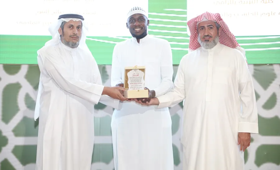 الجامعة تكرم الفائزين في مسابقتي حفظ القرآن الكريم والسنة النبوية للعام الجامعي 1444هـ و الفائزين في بطولة الجامعة للخطابة . -  جامعة المجمعة 