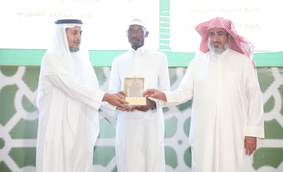 الجامعة تكرم الفائزين في مسابقتي حفظ القرآن الكريم والسنة النبوية للعام الجامعي 1444هـ و الفائزين في بطولة الجامعة للخطابة . -  جامعة المجمعة 