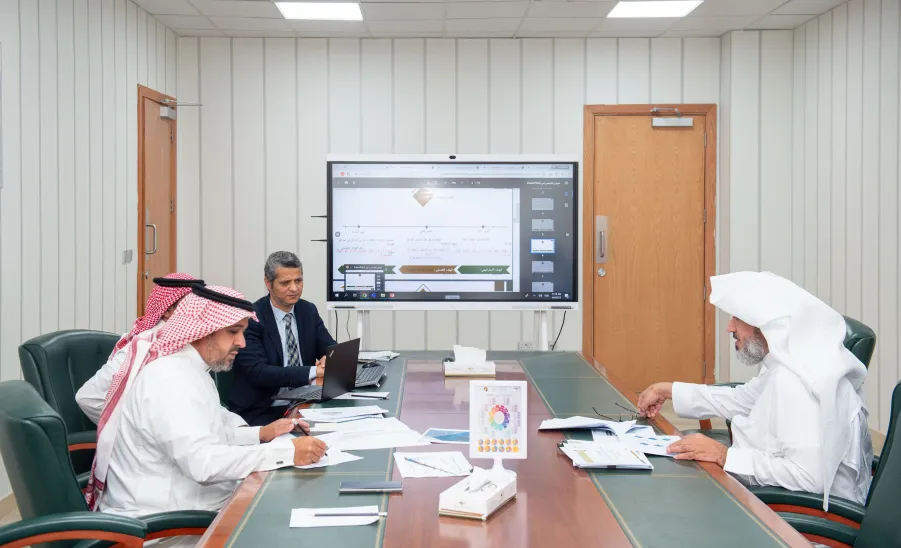 Prof. Al-Dosari holds a meeting with the working team -  لمتابعة الخطة التشغيلية لمركز الوثائق والمحفوظات: الأستاذ الدكتور مسلّم الدوسري يعقد اجتماعاً مع فريق العمل بالمركز
