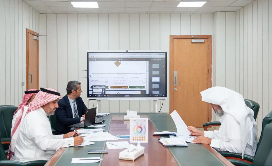 Prof. Al-Dosari holds a meeting with the working team -  لمتابعة الخطة التشغيلية لمركز الوثائق والمحفوظات: الأستاذ الدكتور مسلّم الدوسري يعقد اجتماعاً مع فريق العمل بالمركز
