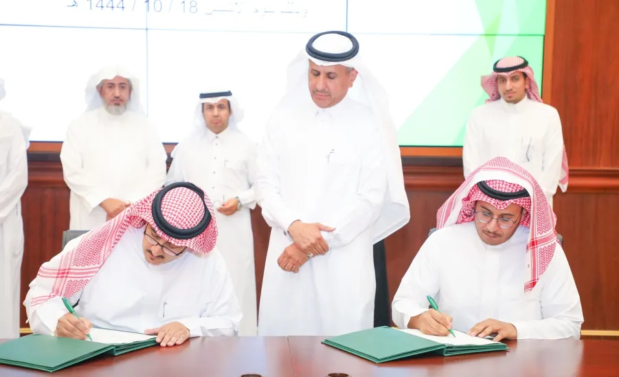 استكمالاً لمسيرتها التعليمية والتنموية : الجامعة توقع أربعة عقود تشغيلية -  جامعة المجمعة 