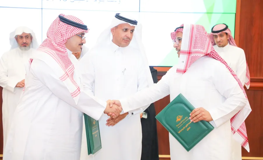 استكمالاً لمسيرتها التعليمية والتنموية : الجامعة توقع أربعة عقود تشغيلية -  جامعة المجمعة 