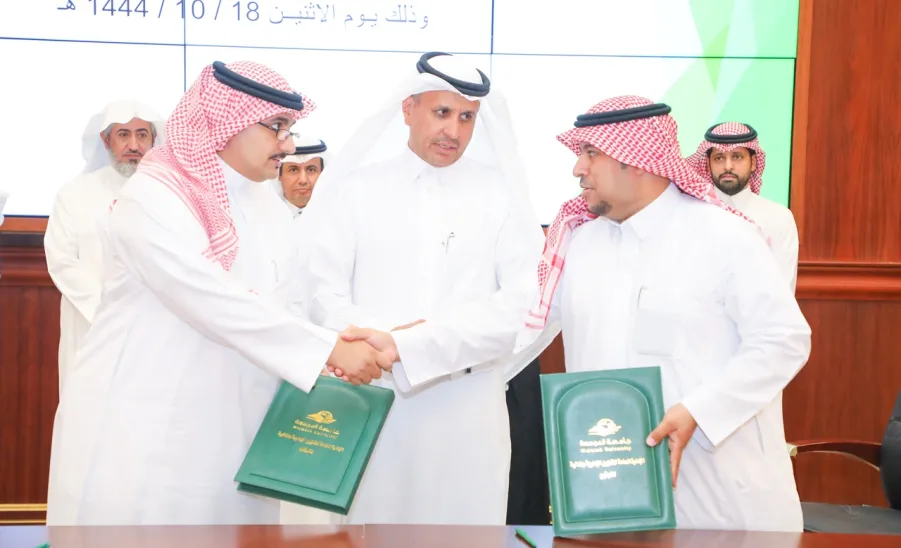 استكمالاً لمسيرتها التعليمية والتنموية : الجامعة توقع أربعة عقود تشغيلية -  جامعة المجمعة 