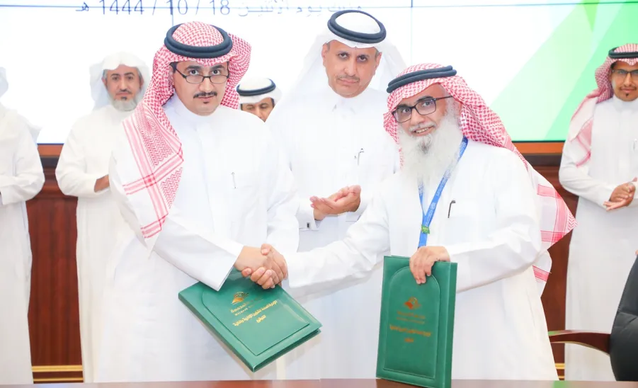 استكمالاً لمسيرتها التعليمية والتنموية : الجامعة توقع أربعة عقود تشغيلية -  جامعة المجمعة 