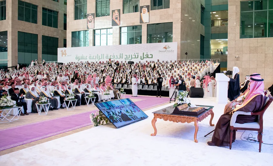برعاية صاحب السمو الملكي الأمير فيصل بن بندر - أمير منطقة الرياض - الجامعة تقيم حفل تخريج الدفعة الرابعة عشرة من طلابها - جامعة المجمعة 