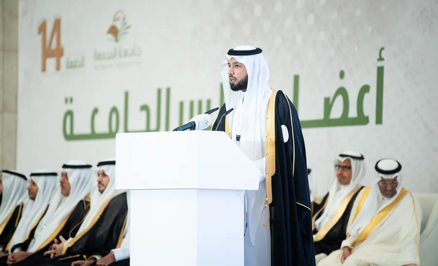 برعاية صاحب السمو الملكي الأمير فيصل بن بندر - أمير منطقة الرياض - الجامعة تقيم حفل تخريج الدفعة الرابعة عشرة من طلابها - جامعة المجمعة 