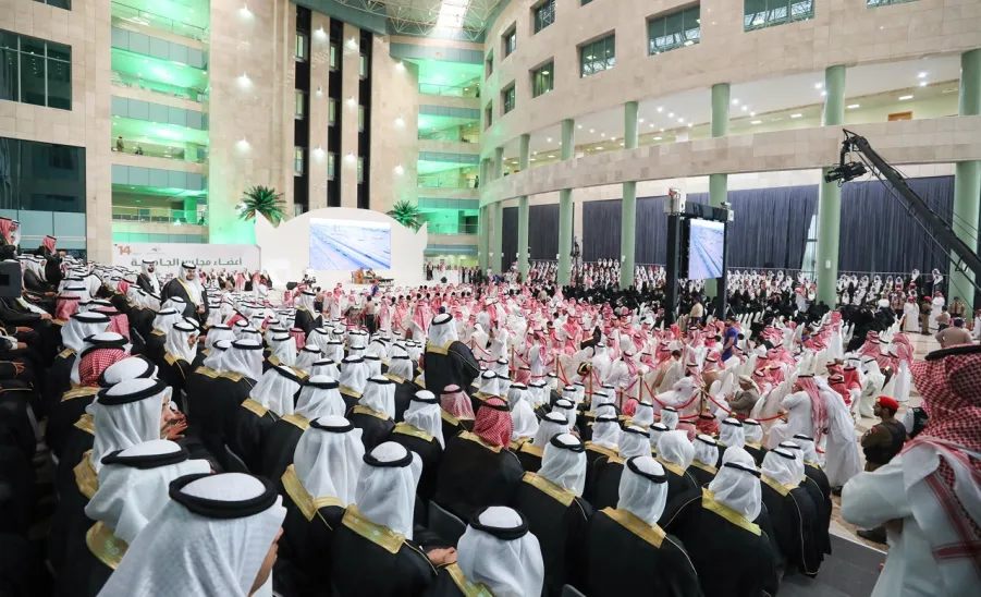 برعاية صاحب السمو الملكي الأمير فيصل بن بندر - أمير منطقة الرياض - الجامعة تقيم حفل تخريج الدفعة الرابعة عشرة من طلابها - جامعة المجمعة 