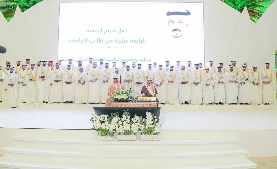 برعاية صاحب السمو الملكي الأمير فيصل بن بندر - أمير منطقة الرياض - الجامعة تقيم حفل تخريج الدفعة الرابعة عشرة من طلابها - جامعة المجمعة 