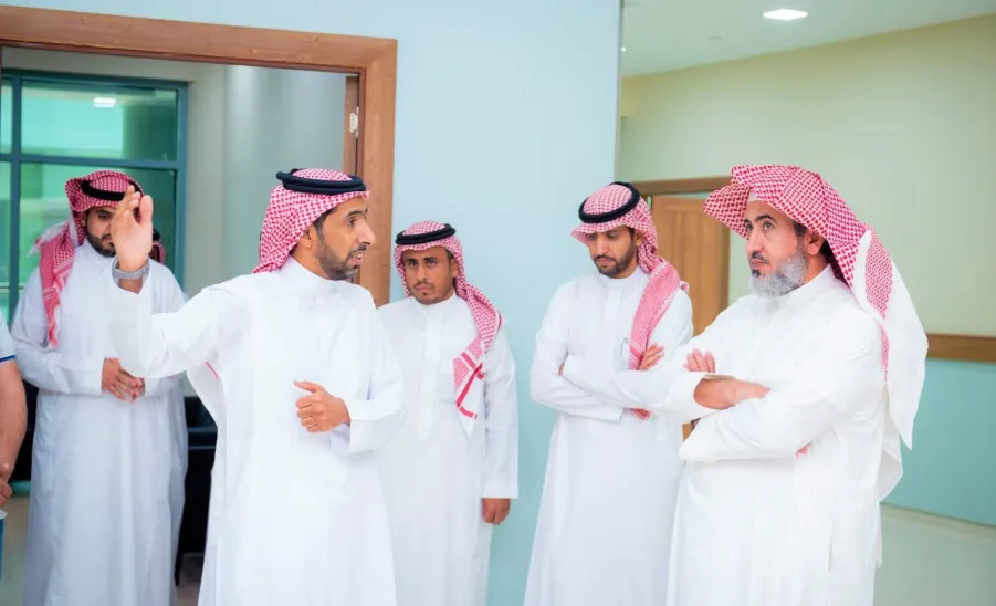 المستشار والمشرف على الشؤون الإدارية والمالية والفنية في زيارة تفقدية للمركز الطبي الجامعي - 1
