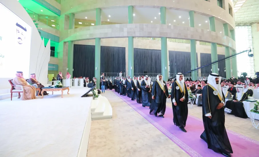 برعاية صاحب السمو الملكي الأمير فيصل بن بندر - أمير منطقة الرياض - الجامعة تقيم حفل تخريج الدفعة الرابعة عشرة من طلابها - جامعة المجمعة 
