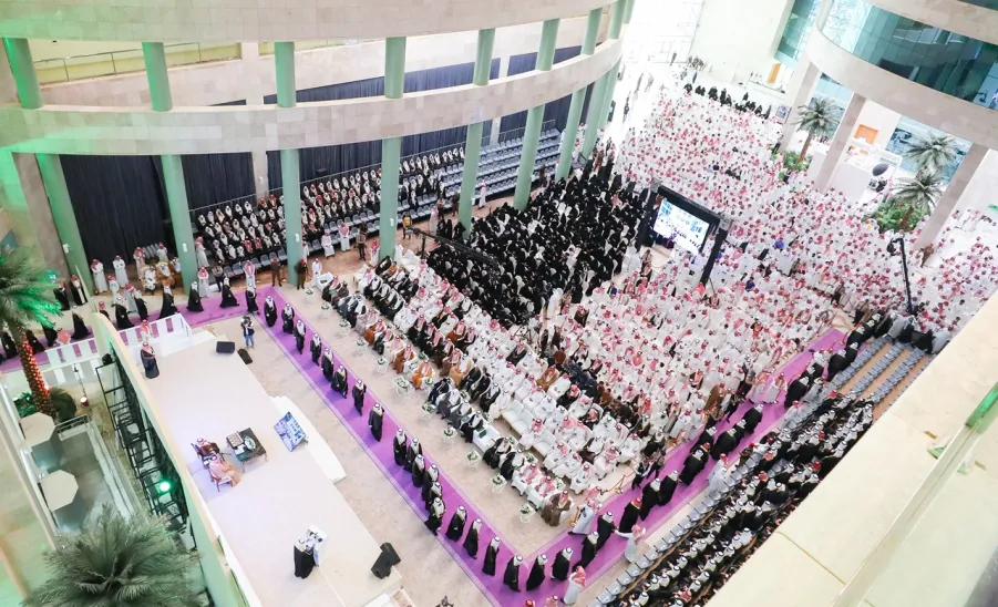 برعاية صاحب السمو الملكي الأمير فيصل بن بندر - أمير منطقة الرياض - الجامعة تقيم حفل تخريج الدفعة الرابعة عشرة من طلابها - جامعة المجمعة 