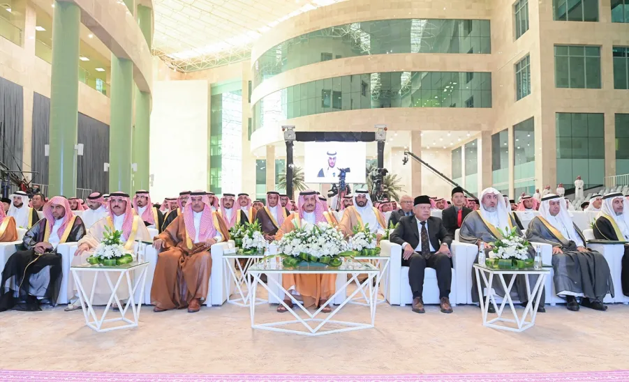 برعاية صاحب السمو الملكي الأمير فيصل بن بندر - أمير منطقة الرياض - الجامعة تقيم حفل تخريج الدفعة الرابعة عشرة من طلابها - جامعة المجمعة 