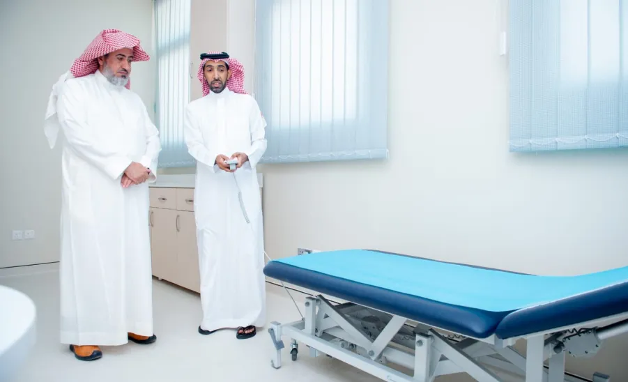 المستشار والمشرف على الشؤون الإدارية والمالية والفنية في زيارة تفقدية للمركز الطبي الجامعي - ق