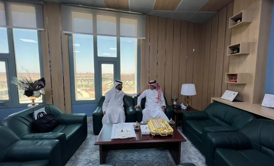 Director of Relations and Conferences receives the Director of Projects, Operations, and Maintenance -  صورة الاجتماع 