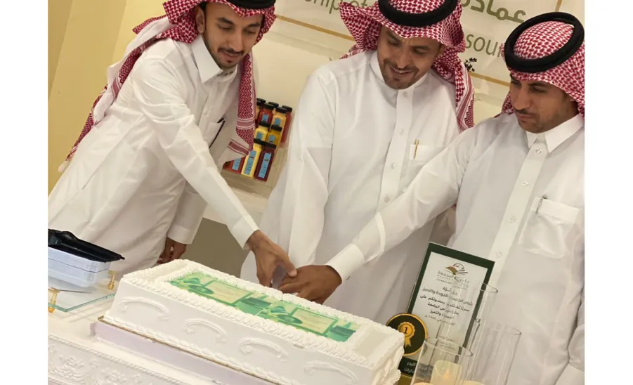 Deanship of Human Resources wins second place in MU rector's award for quality and excellence  -  صورة