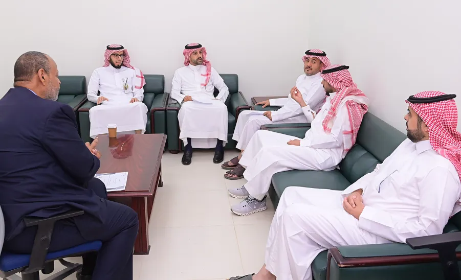 بهدف التعاون لإنتاج مواد إعلامية : مدير المركز الإعلامي يزور عميد كلية الطب -  1