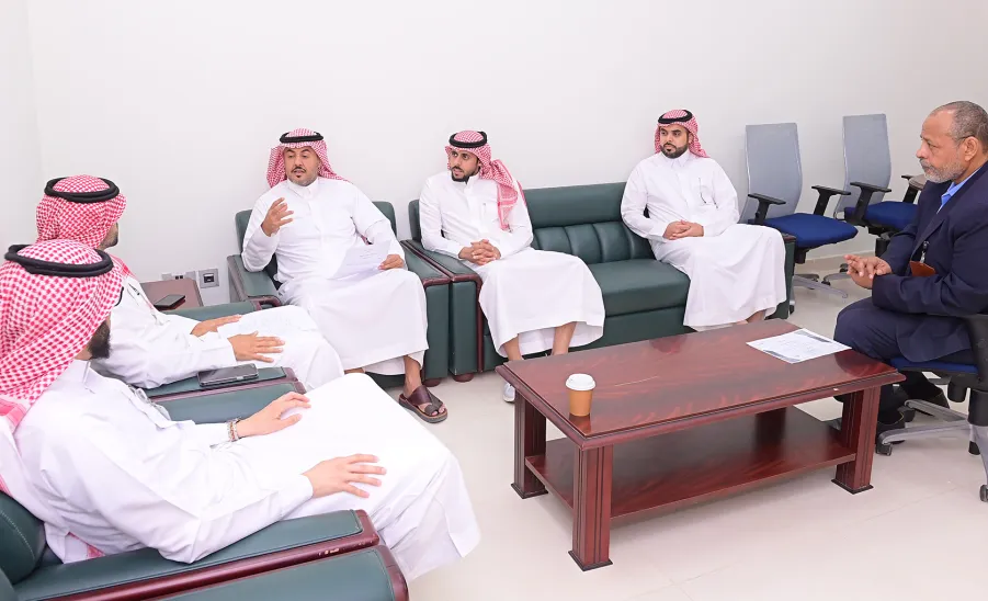 بهدف التعاون لإنتاج مواد إعلامية : مدير المركز الإعلامي يزور عميد كلية الطب -  2