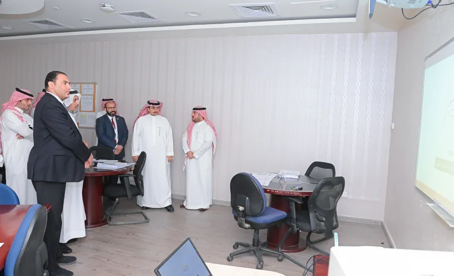 رئيس الجامعة يدشن نظام أتمتة أعمال لجان الاختبارات بالكلية التطبيقية - جامعة المجمعة 