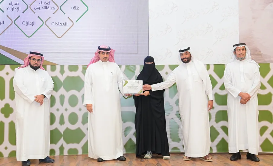 رئيس الجامعة يرعى حفل جائزته للجودة والتميز والملتقى الأول لتجديد الاعتماد المؤسسي -  جامعة المجمعة