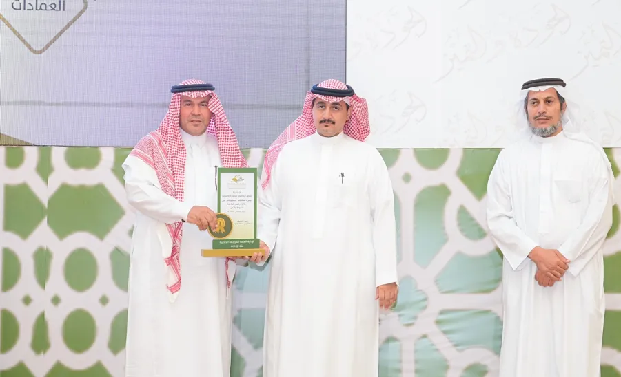 رئيس الجامعة يرعى حفل جائزته للجودة والتميز والملتقى الأول لتجديد الاعتماد المؤسسي -  جامعة المجمعة