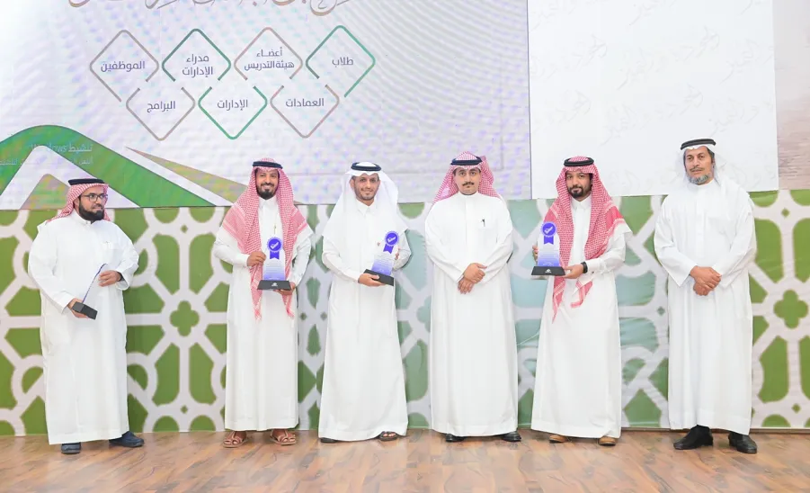 رئيس الجامعة يرعى حفل جائزته للجودة والتميز والملتقى الأول لتجديد الاعتماد المؤسسي -  جامعة المجمعة