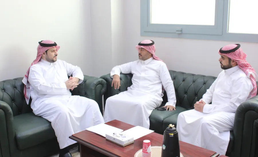 مدير المركز الإعلامي يلتقي بعميد كلية العلوم الطبية التطبيقية  -  1