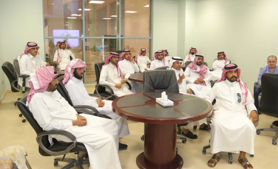 العمادة تكرم موظفيها على ما قدموه في نجاح مسيرة حفل التخرج لعام 2023 - 20