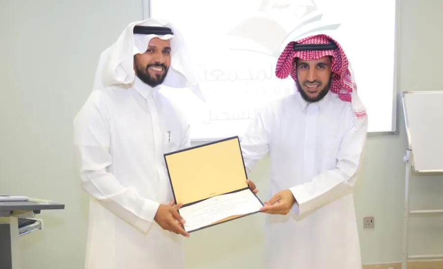 العمادة تكرم موظفيها على ما قدموه في نجاح مسيرة حفل التخرج لعام 2023 - 19