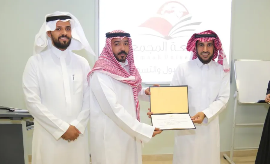العمادة تكرم موظفيها على ما قدموه في نجاح مسيرة حفل التخرج لعام 2023 - 18