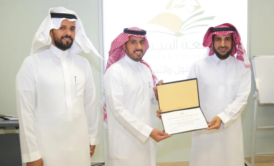 العمادة تكرم موظفيها على ما قدموه في نجاح مسيرة حفل التخرج لعام 2023 - 17