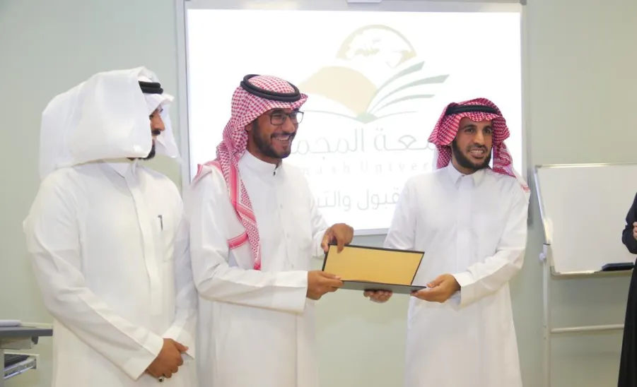 العمادة تكرم موظفيها على ما قدموه في نجاح مسيرة حفل التخرج لعام 2023 - 16