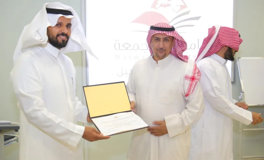 العمادة تكرم موظفيها على ما قدموه في نجاح مسيرة حفل التخرج لعام 2023 - 15