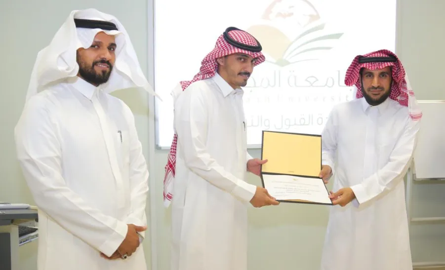 العمادة تكرم موظفيها على ما قدموه في نجاح مسيرة حفل التخرج لعام 2023 - 14