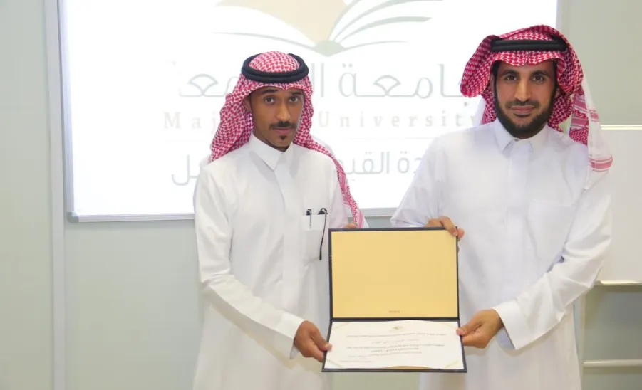 العمادة تكرم موظفيها على ما قدموه في نجاح مسيرة حفل التخرج لعام 2023 - 11