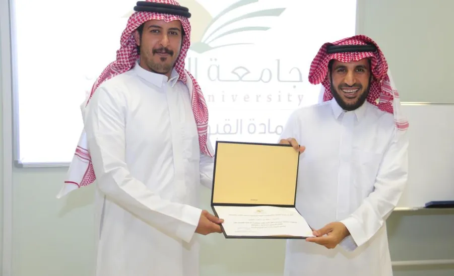 العمادة تكرم موظفيها على ما قدموه في نجاح مسيرة حفل التخرج لعام 2023 - 9