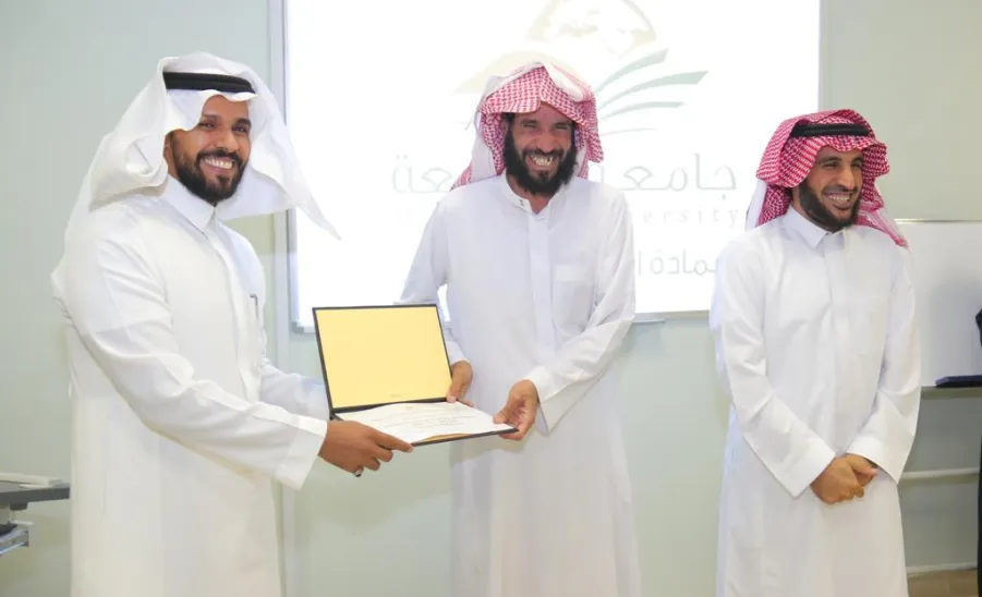 العمادة تكرم موظفيها على ما قدموه في نجاح مسيرة حفل التخرج لعام 2023 - 8